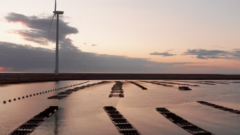 Windturbinen-Und-Aquakultur-Während-Des-Sonnenuntergangs-Auf-Der-Insel-Neeltje-Jans,-Niederlande