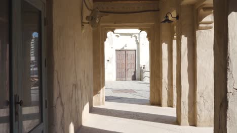 Sonnenlicht-Durch-Gänge-In-Traditionellen-Gebäuden-Des-Historischen-Viertels-Al-Fahidi-Mit-Stadtbild-Im-Hintergrund-In-Dubai-Uae