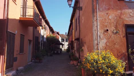 Estrecha-Calle-Peatonal-En-El-Pueblo-Medieval-De-Borghetto-Di-Ostia,-En-Las-Afueras-De-Roma