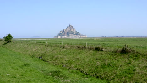 Revealing-shoot-of-Mont-Saint-Michel-staring-the-clip-from-old-road-in-nearby-area