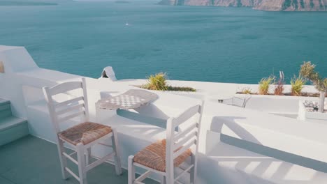 Zwei-Stühle-Und-Marmorschachspiel-Auf-Der-Terrasse-In-Santorini