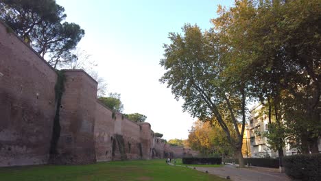 Murallas-Aurelianas-Ubicadas-En-Roma-Cerca-De-Viale-Metronio