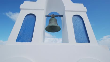 Blau-weiße-Kirchenglocke-In-Oia,-Santorini