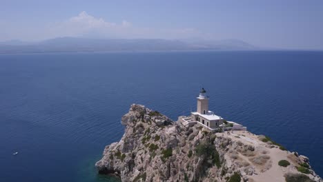 Drohne-Fliegt-über-Melagavi-Leuchtturm-In-Griechenland