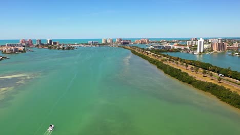 Vista-Aérea-De-Las-Islas-De-Clearwater-Beach-Con-Hoteles-Y-Resorts-En-Florida