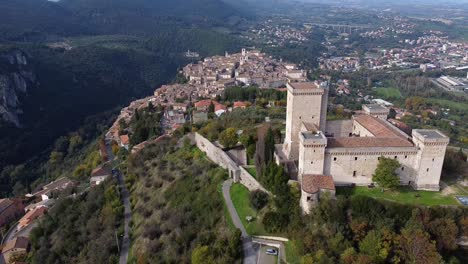 Luftaufnahme-Von-Narni-In-Umbrien-In-Mittelitalien-Mit-Burg-Rocca-Albornoziana-Im-Vordergrund-Und-Der-Stadt-Im-Hintergrund
