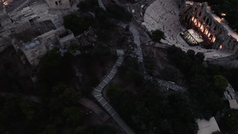 Ruinas-Del-Antiguo-Teatro-Bajo-La-Acrópolis-De-Atenas,-Grecia---Toma-Aérea-De-Drones