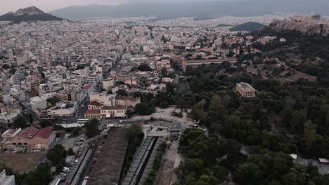 Vista-Aérea-Del-Paisaje-Urbano-De-Atenas,-Grecia-Durante-El-Día---Toma-Aérea-De-Drones