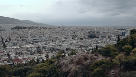 Vista-Panorámica-De-La-Ciudad-Rodeada-De-Increíbles-Construcciones-Históricas-Impresionantes-En-Atenas,-Grecia---órbita-Aérea