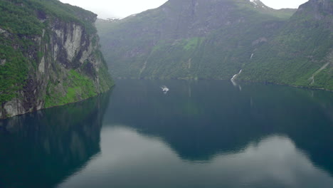 Norwegen---Geirangerfjord-Mit-Einer-Fähre-In-Der-Ferne
