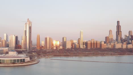 Drohnenblick-Auf-Die-Skyline-Von-Chicago-Vom-Michigansee-Während-Des-Sonnenuntergangs
