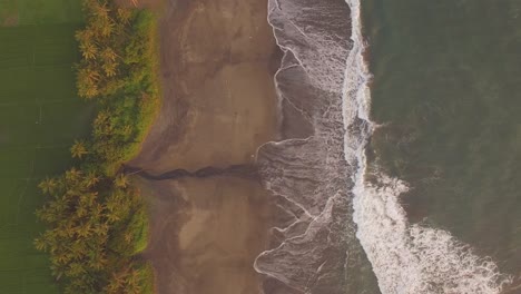 Beautiful-drone-footage-with-shoreline-zooming-in-to-a-lovely-couple