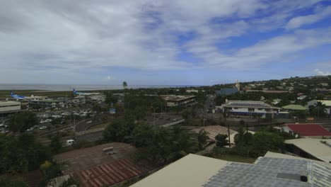 Blick-Auf-Die-Kleine-Tahitianische-Stadt-Mit-Vorbeiziehenden-Wolken