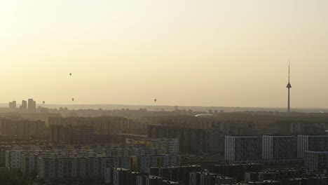 Heißluftballons-über-Der-Skyline-Von-Vilnius