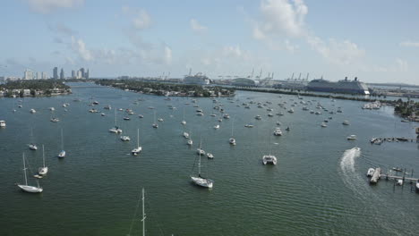 Unzählige-Boote-In-Der-Biscayne-Bay,-Miami-Mit-Luxuskreuzfahrtschiffen-Im-Hintergrund