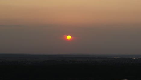Sonnenaufgang-über-Dem-Kaunas-Meer,-Drohnen-Luftbild
