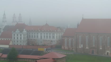 Skyline-Der-Altstadt-Von-Kaunas-Bei-Starkem-Nebel