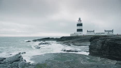 Leuchtturm-An-Der-Stürmischen-Irischen-Küste