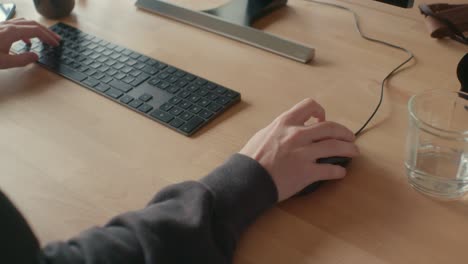 Hombre-Trabajando-En-La-Oficina-Y-Haciendo-Clic-Con-El-Ratón-De-La-Computadora