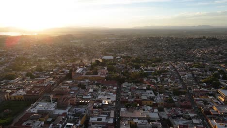 Panoramic-aerial-shot-of-san-Miguel-de-allende-during-a-sunset,-cinematic-4k