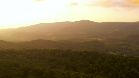 Antenne-Der-Berglandschaft-North-Carolinas-Bei-Schönem-Sonnenuntergang-Der-Goldenen-Stunde