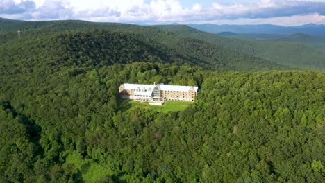 Mansion-Building-Estate-on-Scenic-Overlook-in-Appalachian-Mountains,-Aerial