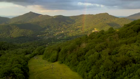 Malerischer-Luftflug-Des-Regenbogens-In-Den-Appalachen-Bei-Sonnenuntergang