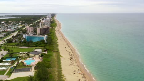 Hoteles-Balnearios-En-Propiedades-De-Playa-Frente-Al-Mar-En-La-Costa-De-Florida,-Antena