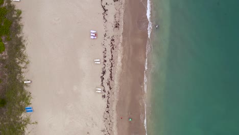 Obenliegende-Luftaufnahme-Des-Sandstrandes-An-Der-Küste-Von-Florida