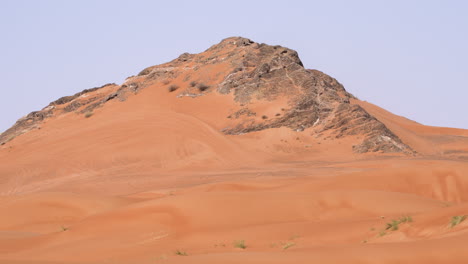Rara-Formación-Rocosa-De-Roca-Fósil-En-Las-Desoladas-Dunas-Del-Desierto-En-Sharjah,-Dubai,-Emiratos-árabes-Unidos