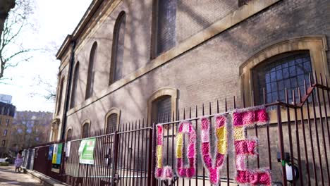 Botschaft-Der-Liebe,-Straßenkunst-Vor-Einer-Kirche-In-London-An-Einem-Sonnigen-Tag,-Geschrieben-In-Großen-Rosa-Buchstaben