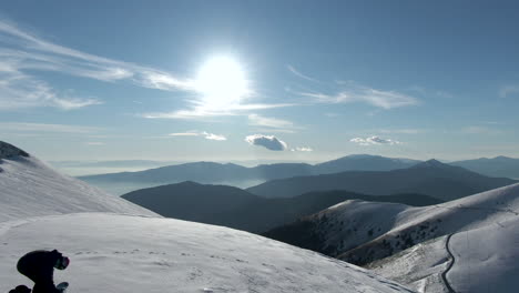 Eine-Atemberaubende-Winterlandschaft-Und-Zwei-Snowboarder,-Die-Bereit-Sind,-Die-Alpen-Hinunterzufahren