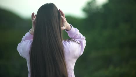 Mittlere-Aufnahme-Eines-Mädchens,-Das-Ihr-Seidig-Glattes-Haar-In-Der-Natur-Bewegt