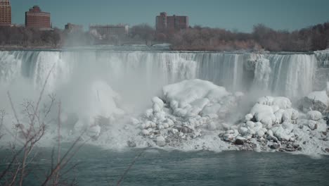 Eine-Direkte-Aufnahme-Der-Amerikanischen-Fälle-An-Den-Niagarafällen,-Aufgenommen-Von-Der-Kanadischen-Seite-Auf-Einer-Canon-C200-In-12-Bit-Raw-60fps