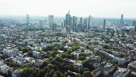 Volando-Lejos-De-Frankfurt-Am-Main,-Alemania,-Frente-A-Los-Rascacielos,-300%-De-Aceleración