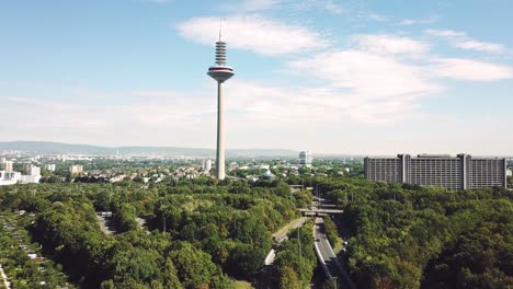 Volando-Mirando-La-Torre-De-Televisión-De-Frankfurt-Am-Main,-Alemania
