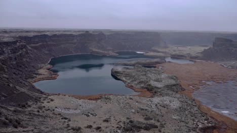 Winteraufnahmen-Von-Einem-Dry-Falls-Lake,-Der-Von-Links-Nach-Rechts-Schwenkt