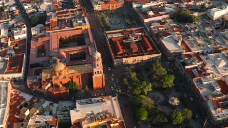 Vista-Aérea-Del-Centro-Histórico-De-La-Ciudad-De-Querétaro,-Filmada-Con-Drone
