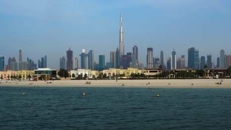 Vista-Panorámica-De-La-Torre-Burj-Khalifa-Y-El-Horizonte-De-Dubai-Desde-El-Lado-De-La-Playa-En-Dubai,-Emiratos-árabes-Unidos