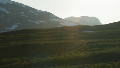 Sich-Bei-Sonnenuntergang-Durch-Eine-Wunderschöne-Berglandschaft-Bewegen