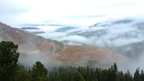 Neblige-Berge,-Die-Von-Nebel-Bedeckt-Sind,-In-Calimani-bergen-Aus-Rumänien