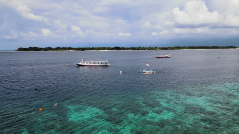 Passagierboote,-Die-Auf-Dem-Bali-meer-Kreuzen,-Mit-Weitem-Blick-Auf-Die-Grüne-Insel-In-Indonesien