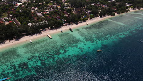 Vista-Aérea-De-La-Hermosa-Bahía-Durante-El-Verano-En-Bali,-Indonesia---Disparo-De-Drones