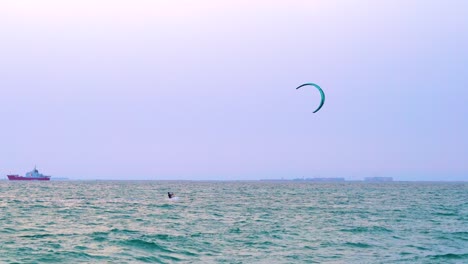 Un-Kitesurf-Solitario-Disfruta-De-Las-Amplias-Aguas-Abiertas-De-Kite-Beach-En-Dubai