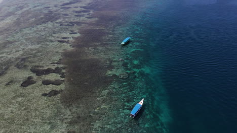 Boote-Auf-Der-Meeresoberfläche-Mit-Transparentem-Wasser-In-Bali,-Indonesien