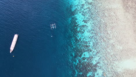 Panoramablick-Auf-Ein-Passagierboot,-Das-In-Der-Nähe-Der-Küste-Der-Balinesischen-Insel-In-Indonesien-Kreuzt