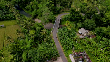 Zementierte-Straße,-Umgeben-Von-Hausstrukturen-Und-Grüner-Landschaft-In-West-Bali,-Indonesien