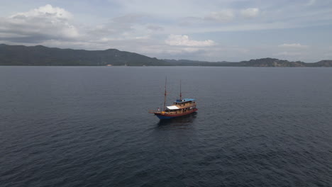 Touristenboot,-Das-An-Einem-Bewölkten-Tag-Mitten-Auf-Dem-Meer-In-Bali-Indonesien-Schwimmt