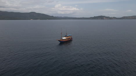 Rustikales-Ausflugsboot,-Das-An-Einem-Bewölkten-Tag-Auf-Der-Meereslandschaft-Von-Bali,-Indonesien,-Navigiert