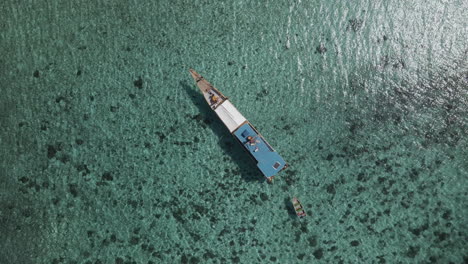 Draufsicht-Auf-Ein-Holzboot-Am-Blauen-Wasser-Der-Indonesischen-Küste-Im-Dorf-Labuan-Bajo